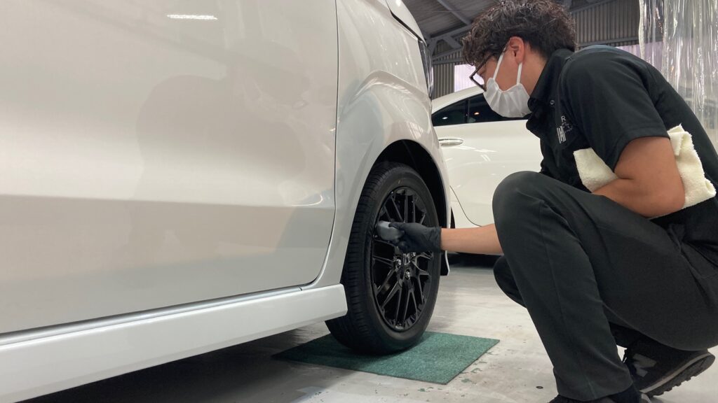 ホンダ・N-BOX：セラミックコーティング施工：仕上げ作業工程：ホイールにコーティング剤を塗布している様子