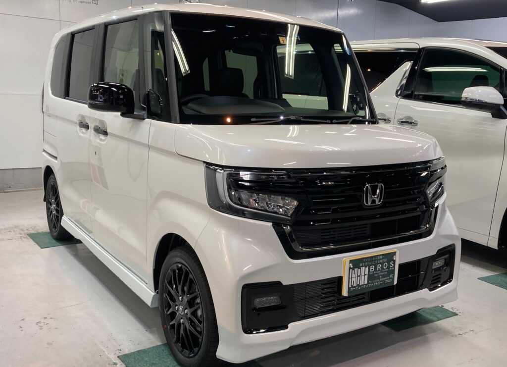ホンダ・N-BOX：セラミックコーティング施工：施工完成写真：施工前の右フロントバンパーの写真