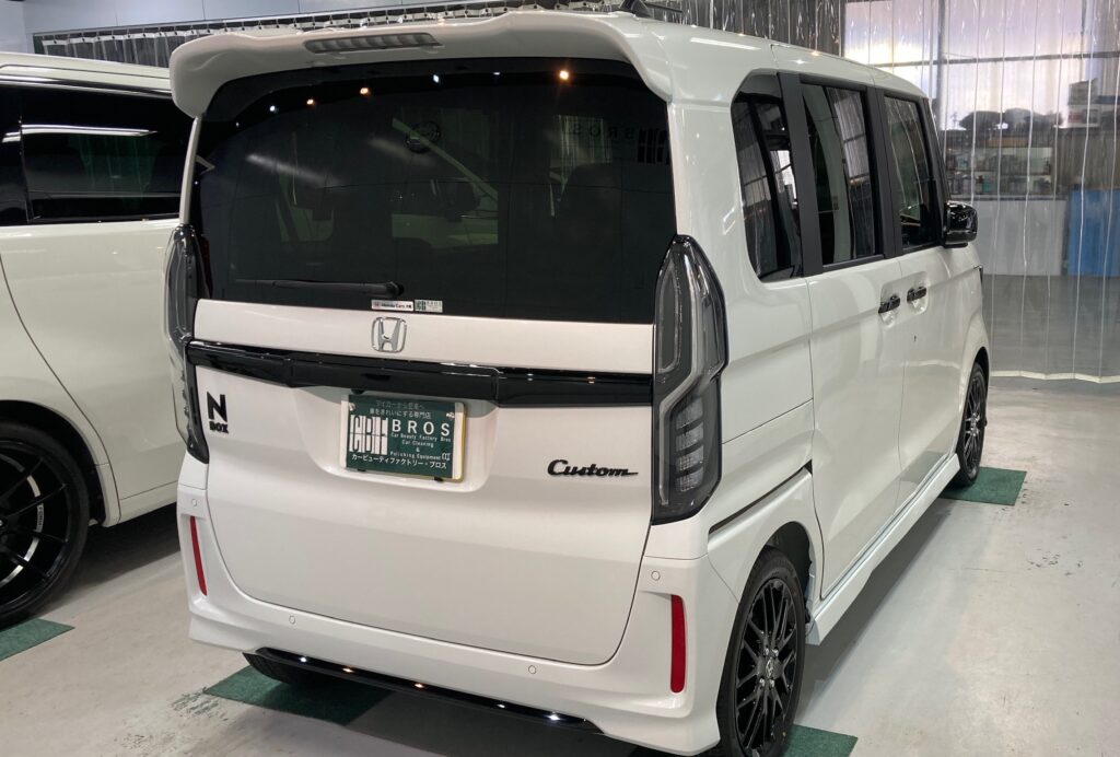ホンダ・N-BOX：セラミックコーティング施工：施工完成写真：施工前の右リアバンパーの写真
