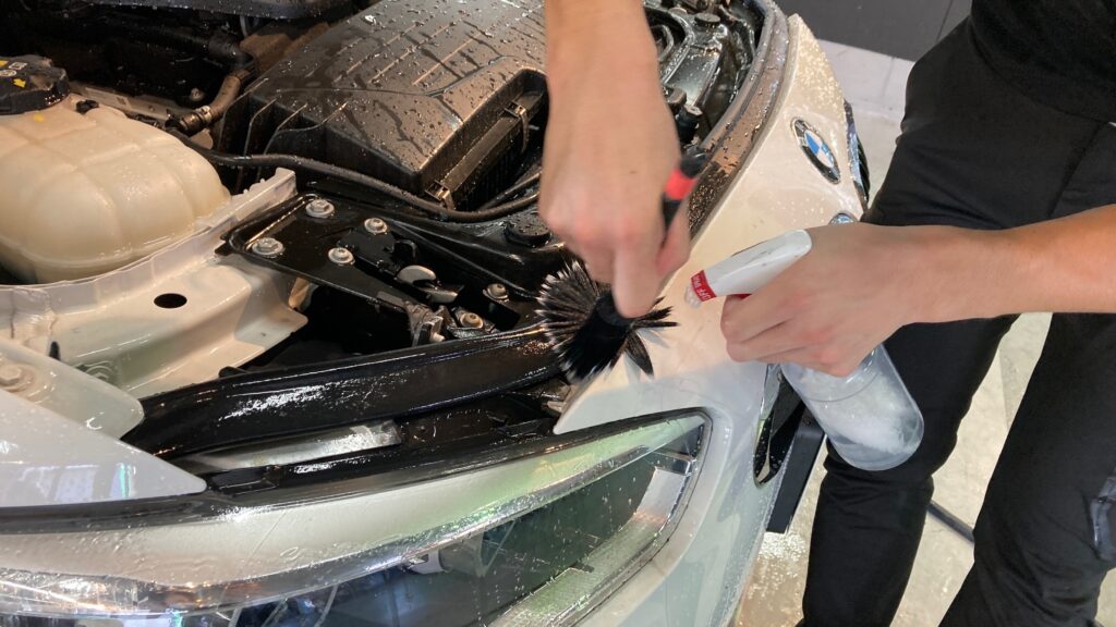 BMW・１シリーズ：クラスM施工：下地処理工程：エッジを洗車している様子