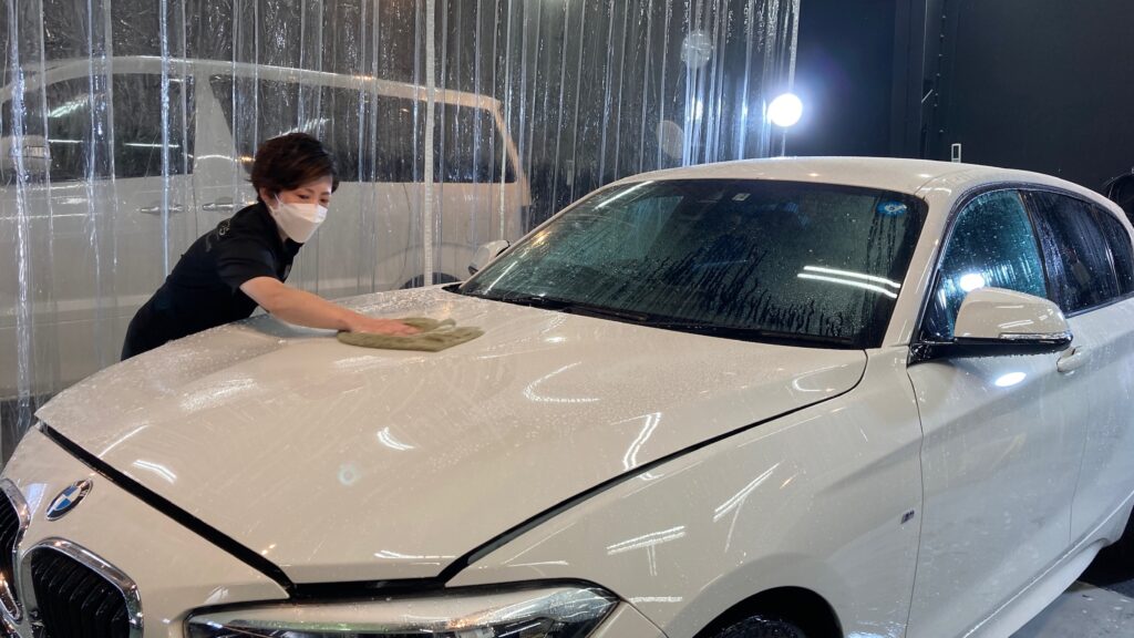 BMW・１シリーズ：クラスM施工：下地処理工程：ボディを洗車している様子