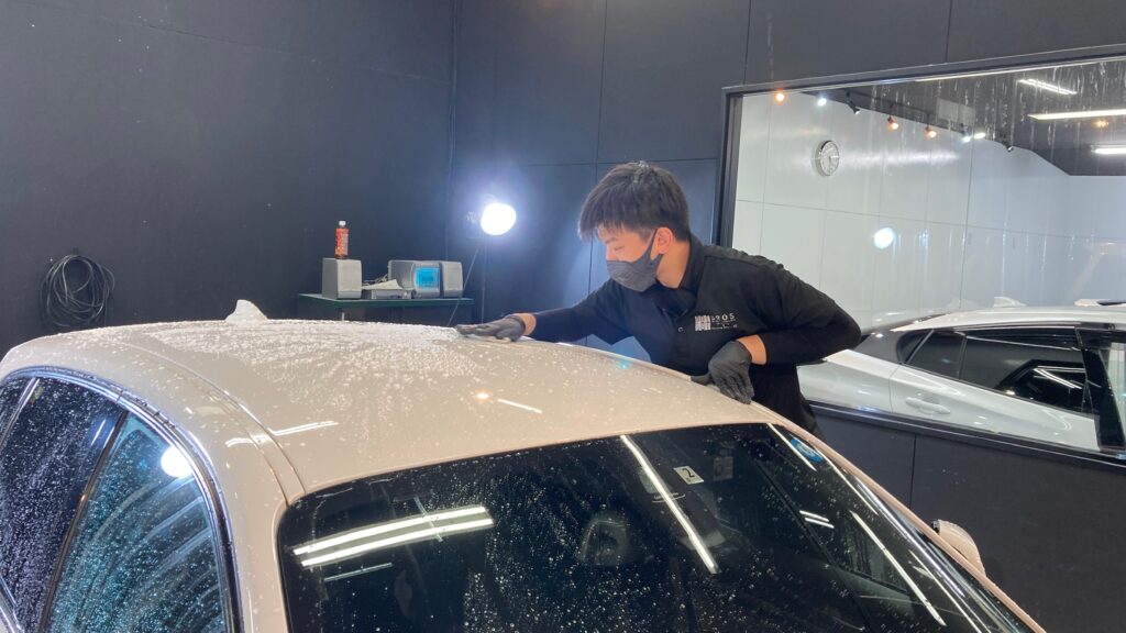 BMW・１シリーズ：クラスM施工：下地処理工程：鉄粉除去をしている様子