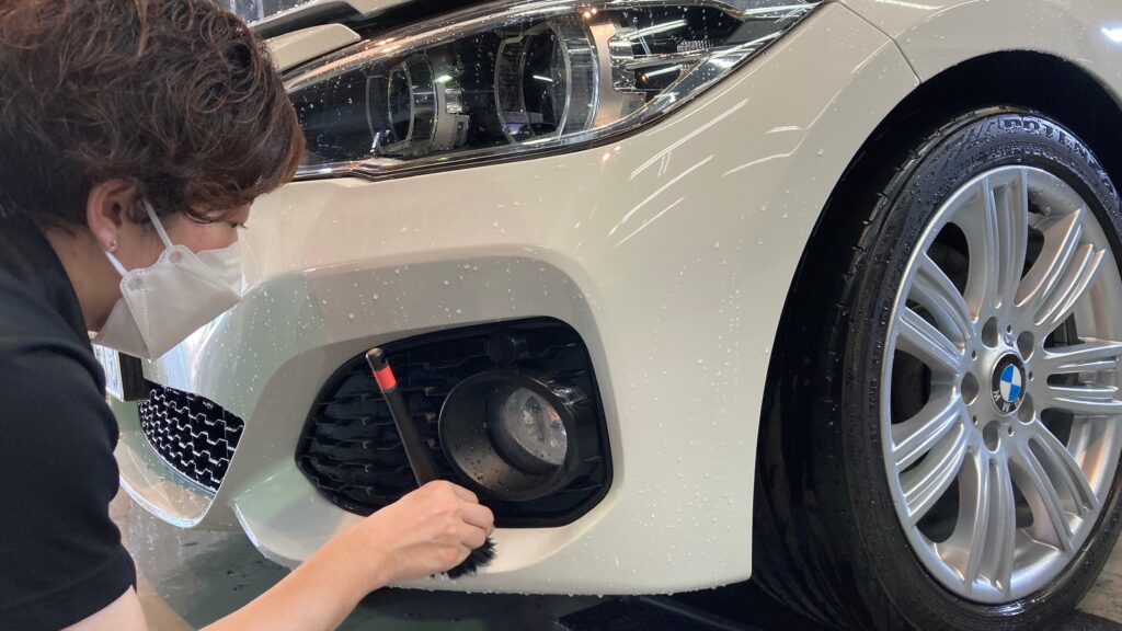 BMW・１シリーズ：クラスM施工：下地処理工程：細かい部分を洗浄している様子