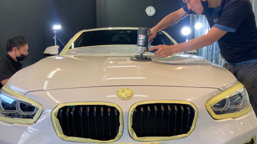 BMW・１シリーズ：クラスM施工：下地処理工程：シングルアクションポリッシャーで研磨している様子