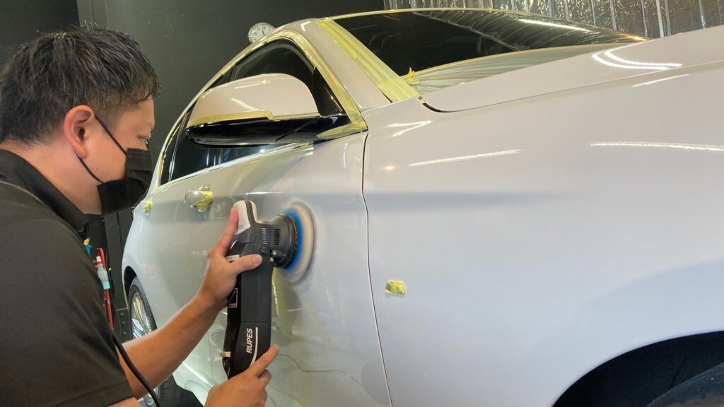 BMW・１シリーズ：クラスM施工：下地処理工程：ダブルアクションポリッシャーで研磨している様子