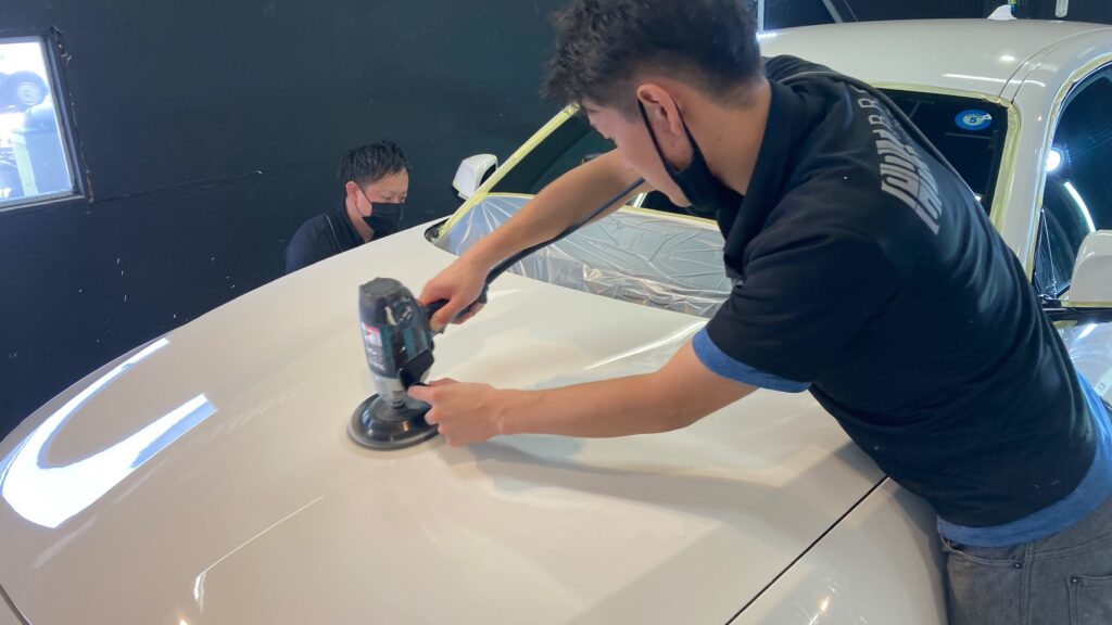 BMW・１シリーズ：クラスM施工：下地処理工程：ボンネットを研磨している様子