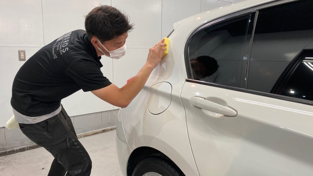 BMW・１シリーズ：クラスM施工：仕上げ作業工程：コーティング剤を塗布している様子