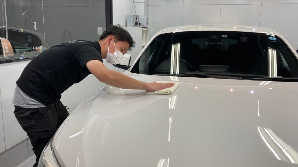 BMW・１シリーズ：クラスM施工：仕上げ作業工程：コーティング剤を塗布後レベリングしている様子