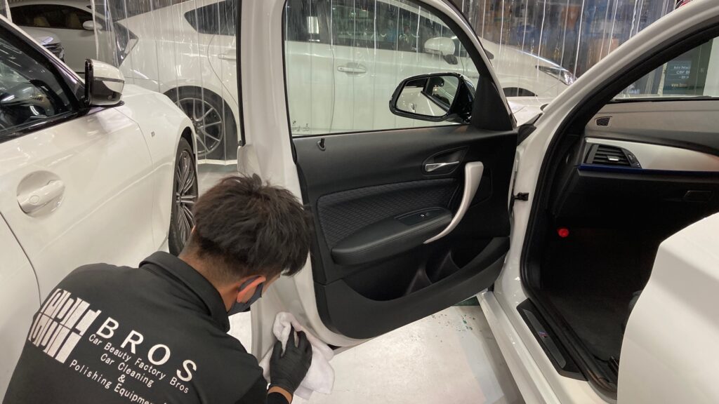 BMW・１シリーズ：クラスM施工：仕上げ作業工程：エッジを拭きあげている様子