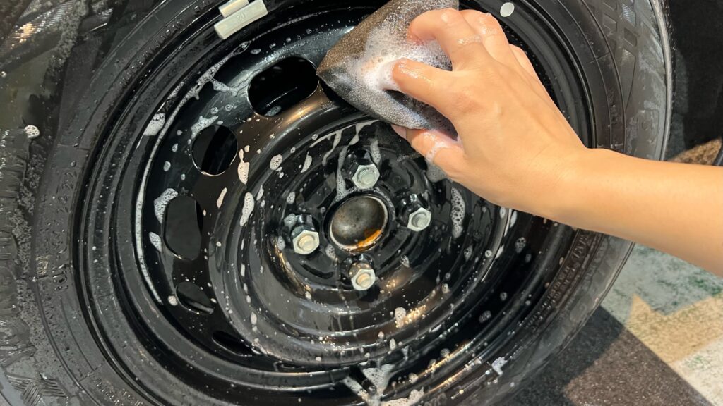 マツダ・マツダ２のクラスM施工：下地処理工程：ホイールを洗浄している様子