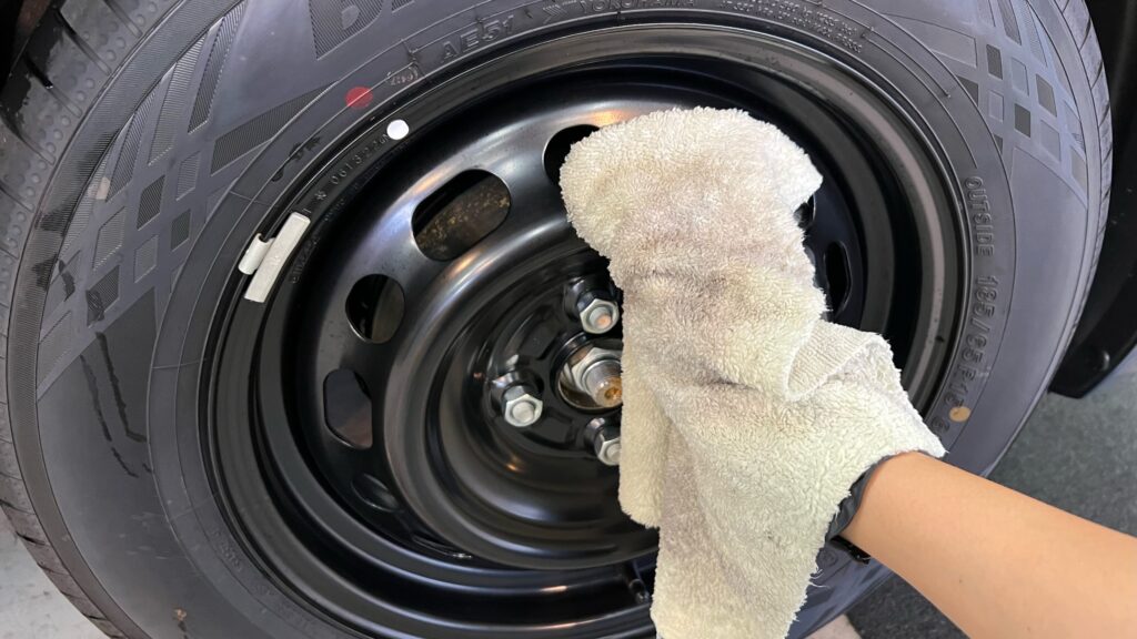 マツダ・マツダ２のクラスM施工：仕上げ作業工程：ホイールを拭きあげている様子
