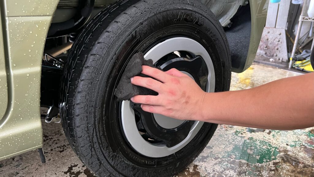 ホンダ・N-VAN：クラスＭ施工：下地処理工程：ホイールを洗浄している様子