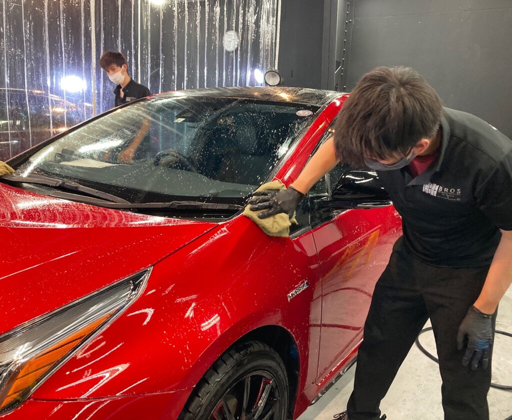 トヨタ・プリウス：クラスM施工：下地処理作業：洗車をしている様子