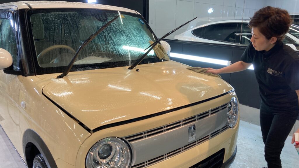 スズキ・ラパン：クラスM施工：下地処理工程：ボディを洗車している様子