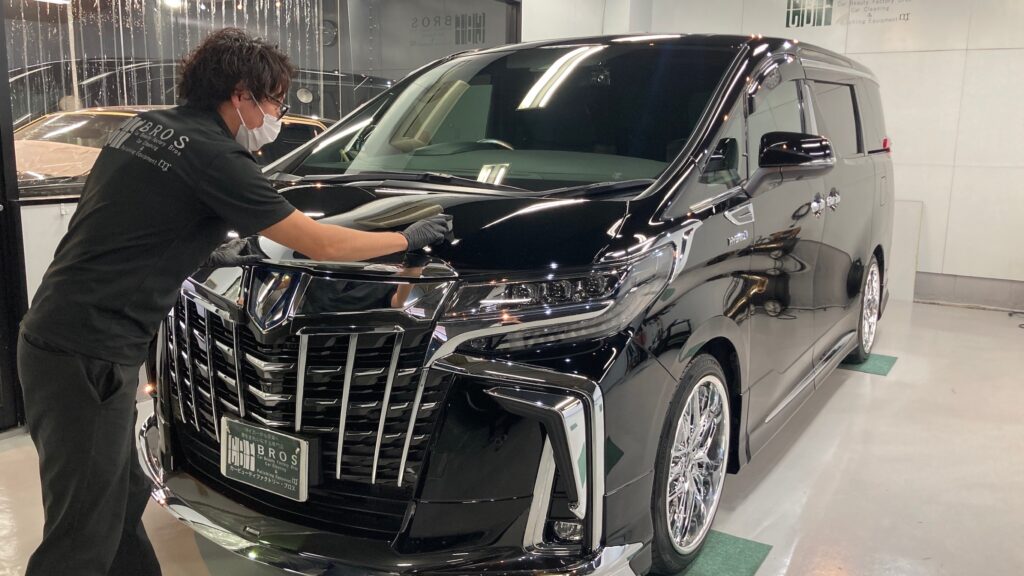 トヨタ・アルファード：アドバンスド施工：仕上げ作業工程：コーティング剤を塗布している様子１