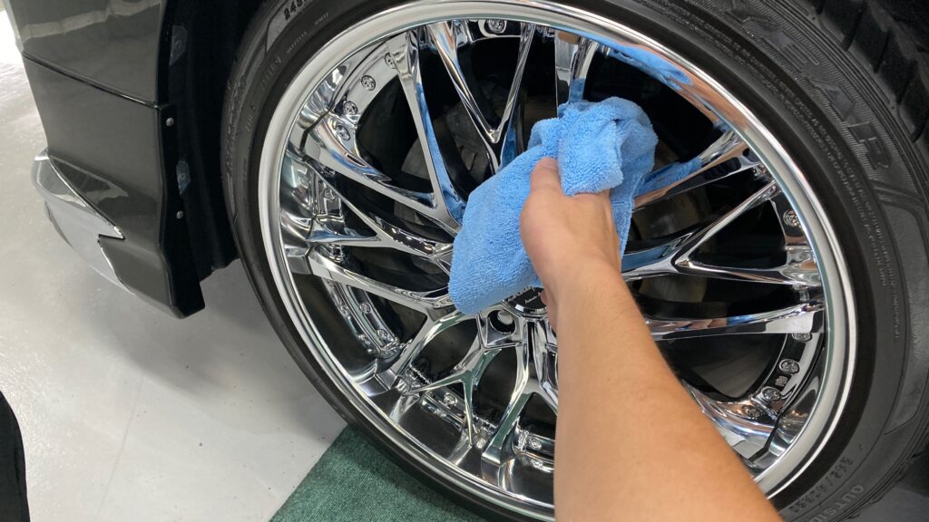 トヨタ・アルファード：アドバンスド施工：仕上げ作業工程：ホイールを洗浄している様子