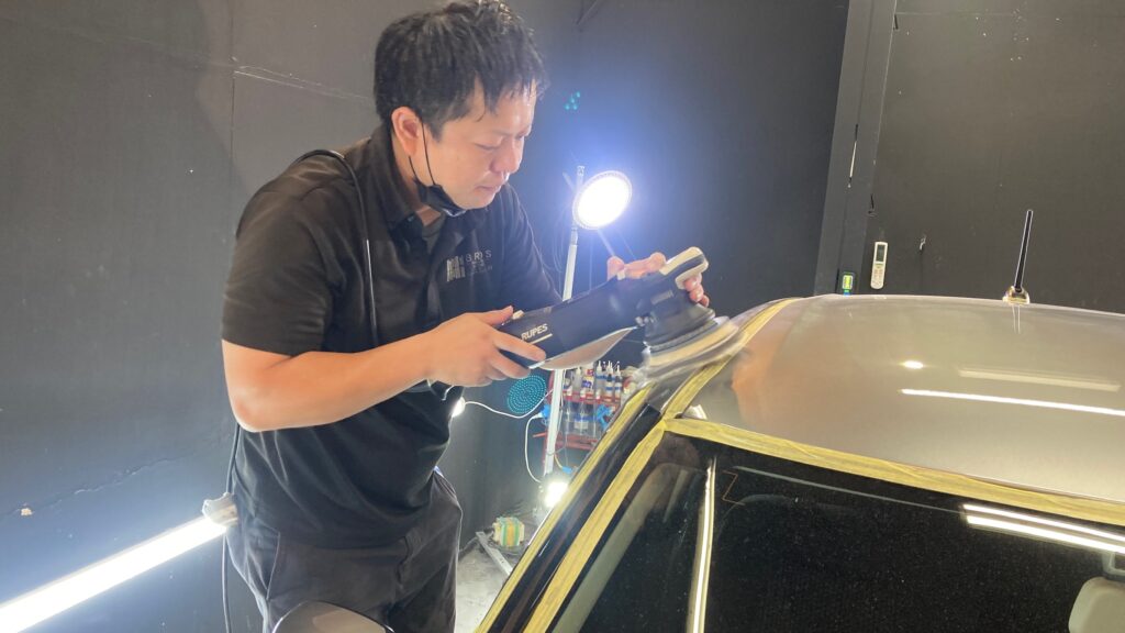 スズキ・スイフト：クラスM施工：下地処理工程：研磨している様子２