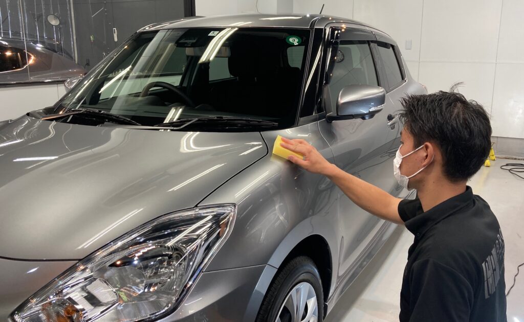 スズキ・スイフト：クラスM施工：仕上げ作業工程：コーティング剤を塗布している様子