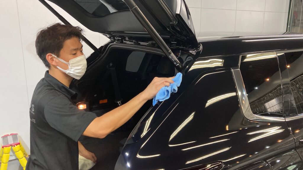 三菱・アウトランダー：クラスM施工：仕上げ作業工程：エッジ部を拭きあげている様子