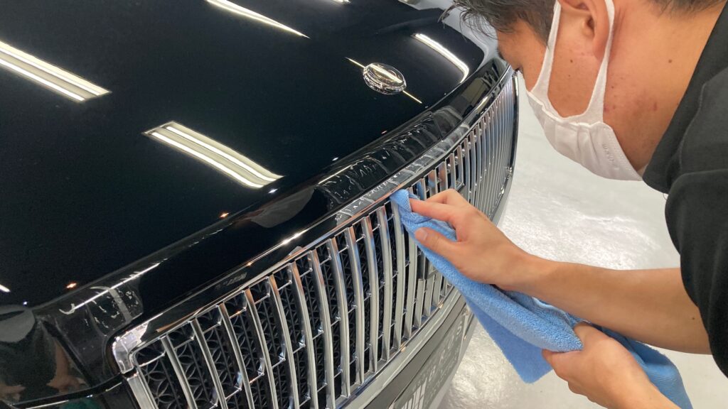 トヨタ・センチュリー：クラスM施工：仕上げ作業工程：グリル部分を拭きあげている様子