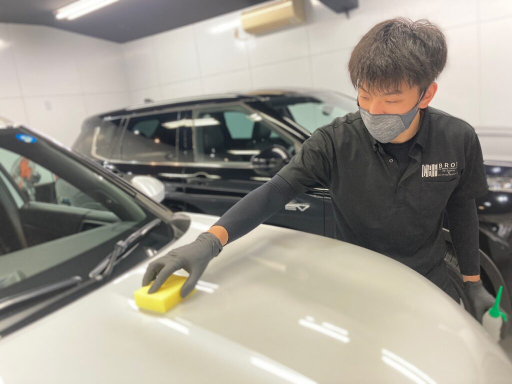 三菱・アウトランダー：クラスM施工：仕上げ作業工程：コーティング剤を塗布している様子