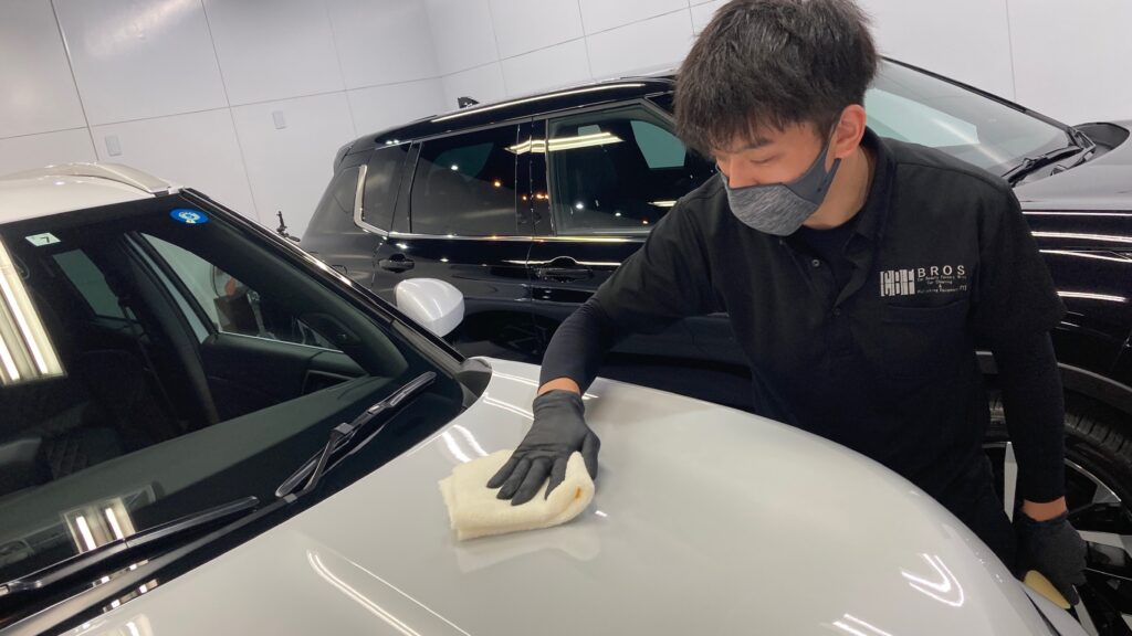 三菱・アウトランダー：クラスM施工：仕上げ作業工程：コーティング剤を塗布後、レベリングしている様子