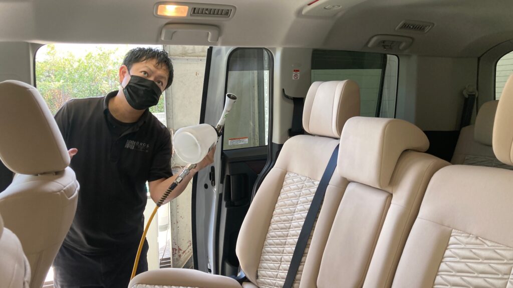 三菱・デリカ：クラスM施工：仕上げ作業工程：愛車パックを施工している様子１