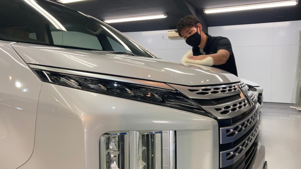 三菱・デリカ：クラスM施工：仕上げ作業工程：コーティング剤を塗布している様子２