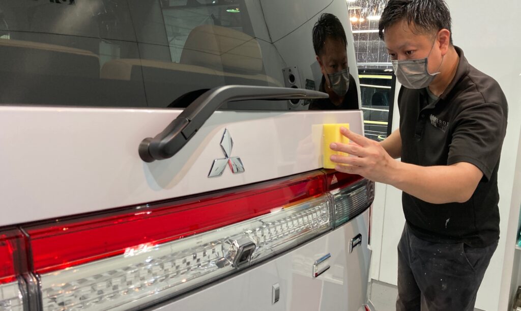 三菱・デリカ：クラスM施工：仕上げ作業工程：コーティング剤を塗布している様子