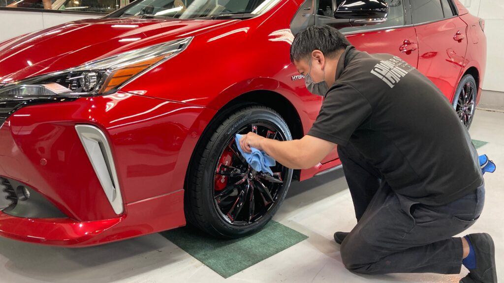 トヨタ・プリウス：クラスM施工：仕上げ作業工程：ホイールを拭きあげている様子