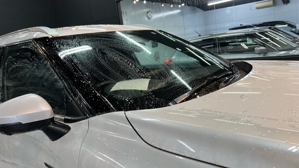 三菱・アウトランダー：クラスM施工：下地処理工程：洗車をしている様子