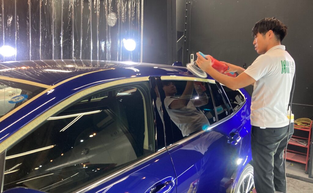 スバル・レヴォーグ：セラミックコーティング施工：下地処理工程：研磨している様子２