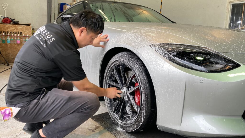 フェアレディZ・アドバンスド施工：下地処理工程：ホイールを洗浄している様子