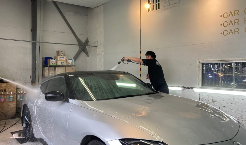 フェアレディZ・アドバンスド施工：下地処理工程：ボディを洗車している様子