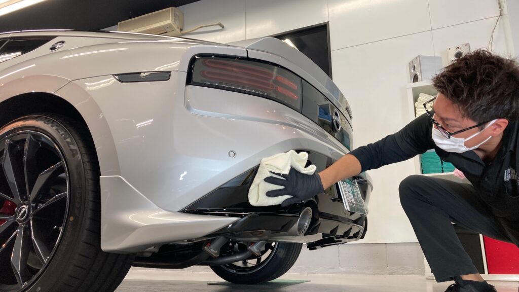 フェアレディZ・アドバンスド施工：仕上げ作業工程：コーティング剤を塗布している様子２