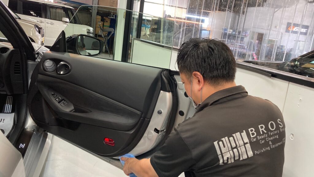 フェアレディZ・アドバンスド施工：仕上げ処理工程：エッジ部分を拭き上げている様子