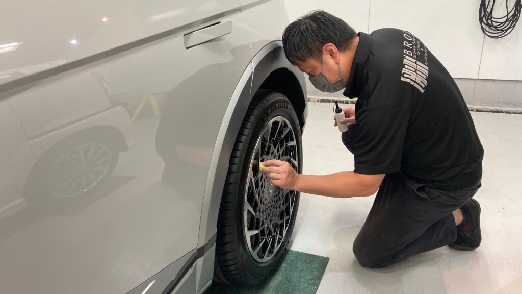 ヒュンダイ・アイオリック５：クラスM施工：仕上げ作業工程：ホイールコーティングをしている様子