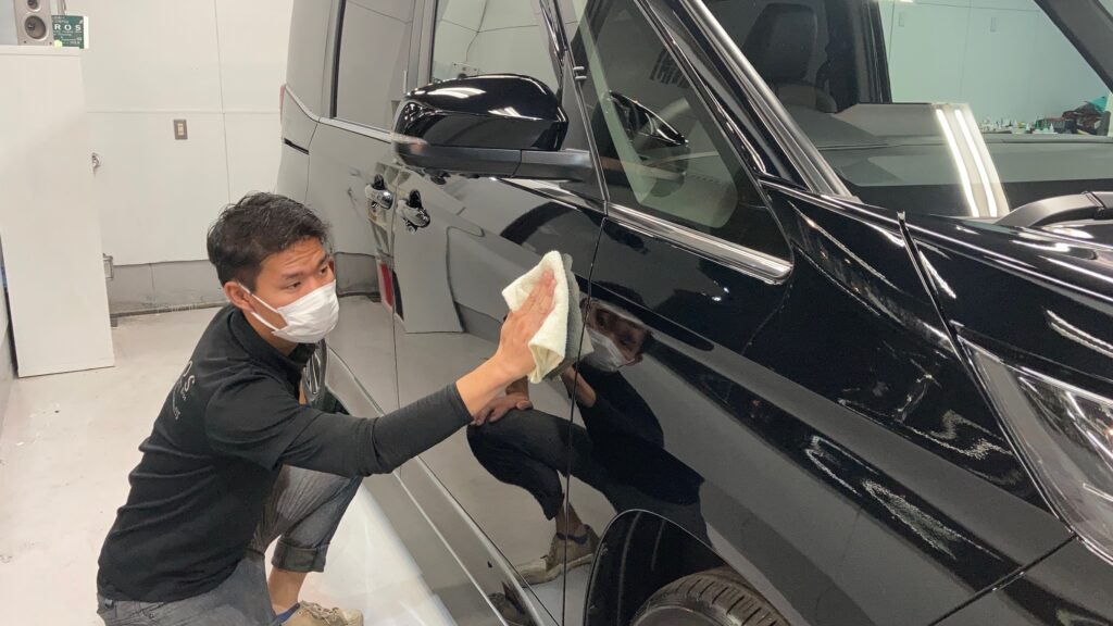 トヨタ・ノア：クラスM施工：仕上げ作業工程：コーティング剤を塗布後、レベリングしている様子