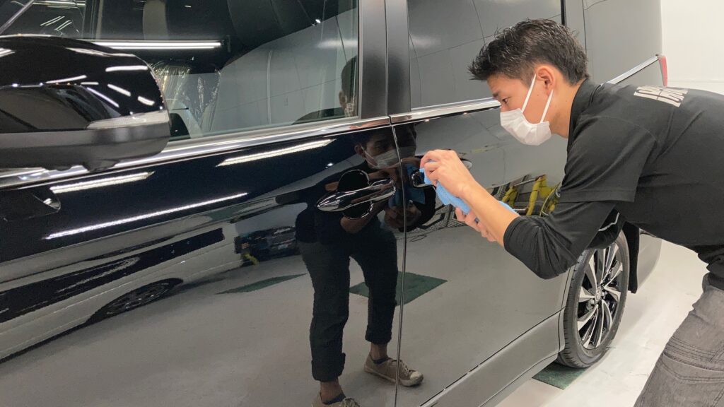 トヨタ・ノア：クラスM施工：仕上げ作業工程：細部を拭きあげている様子