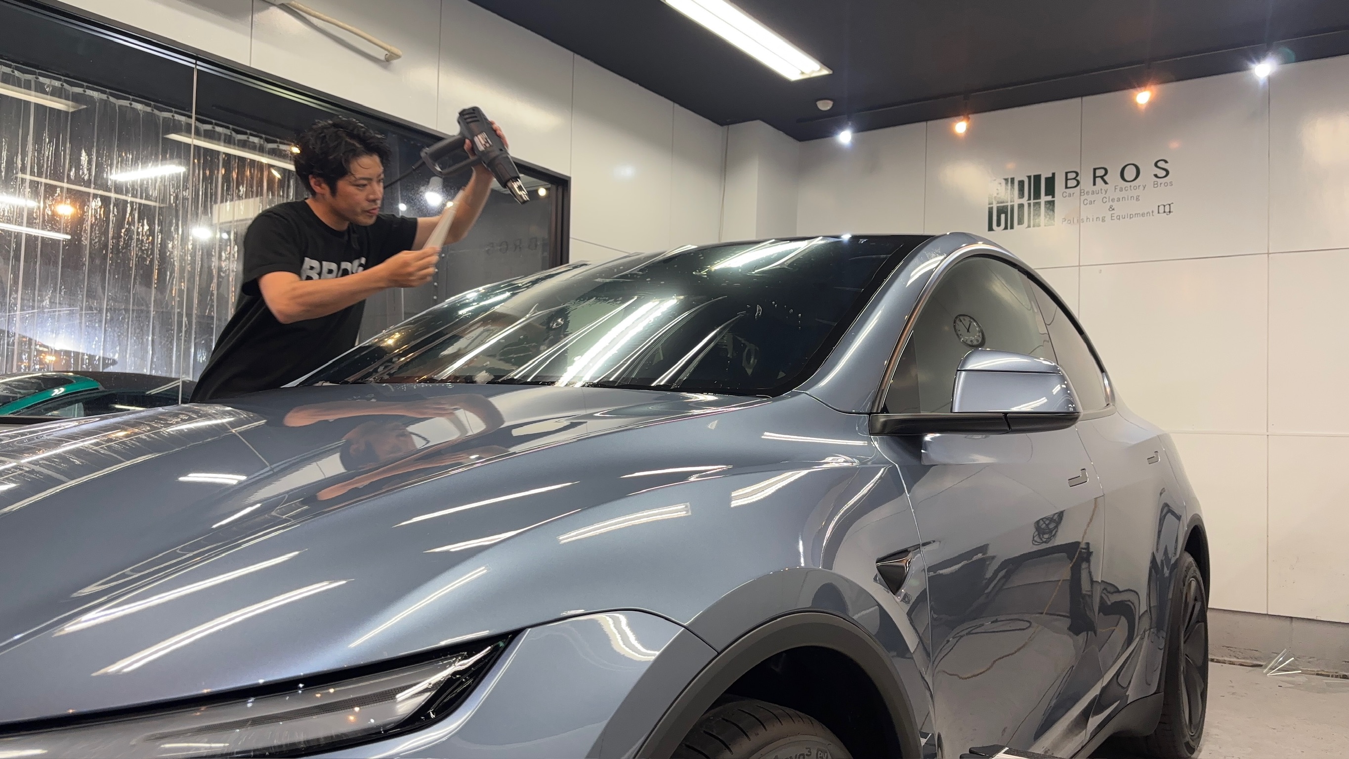 テスラ カーフィルム施工中