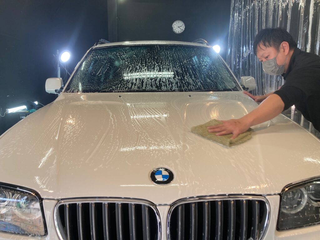 ＢＭＷ・Ｘ３：クラスＭ施工：下地処理工程：洗車をしている様子