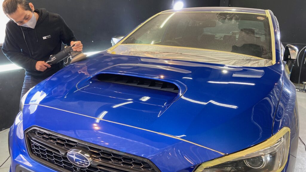 スバル・WRX：セラミックコーティング施工：下地処理工程：研磨している様子３