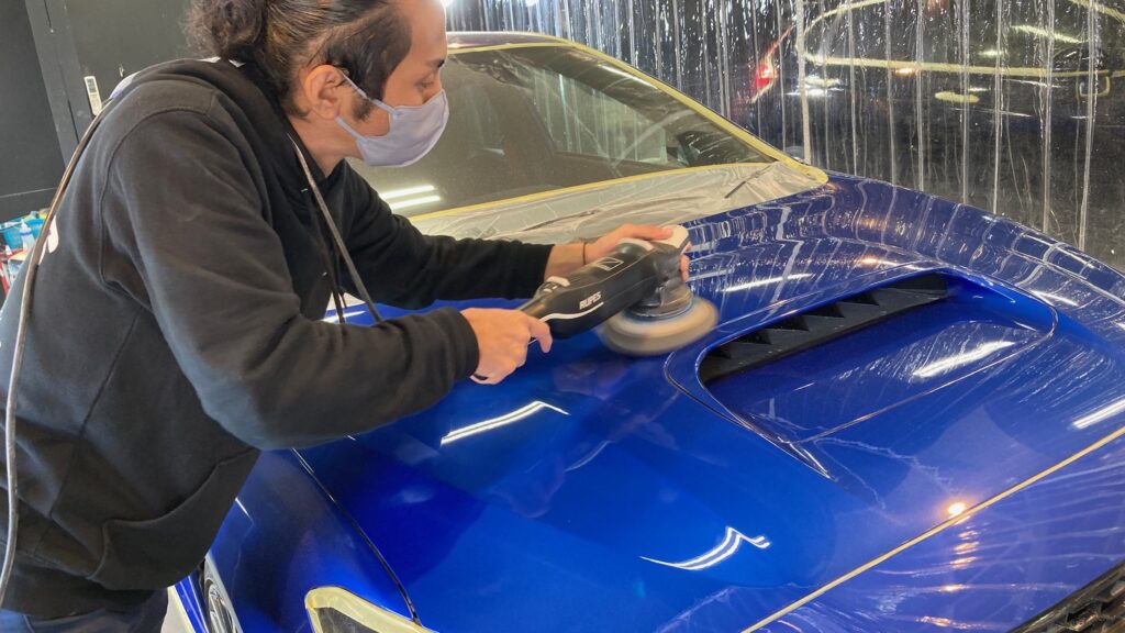 スバル・WRX：セラミックコーティング施工：下地処理工程：研磨している様子１