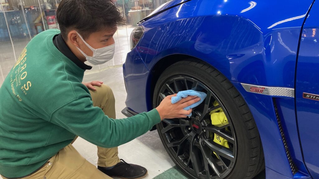 スバル・WRX：セラミックコーティング施工：仕上げ作業工程：ホイールを拭き上げている様子