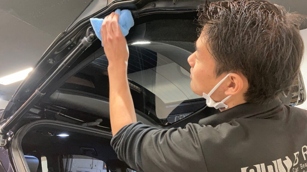 トヨタ・ハリアー：クラスM施工：仕上げ作業工程：エッジ部を拭き上げている様子