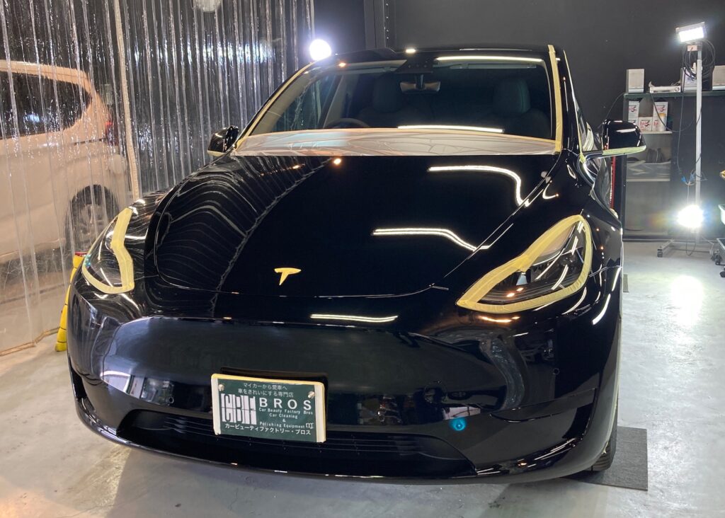 テスラ・モデルY：クラスM施工：下地処理工程：マスキングテープを貼っている様子
