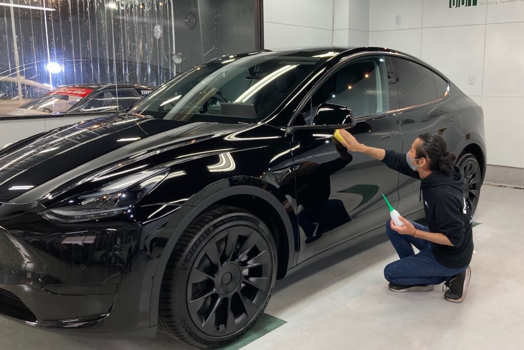 テスラ・モデルY：クラスM施工：仕上げ作業工程：コーティング剤を塗布している様子