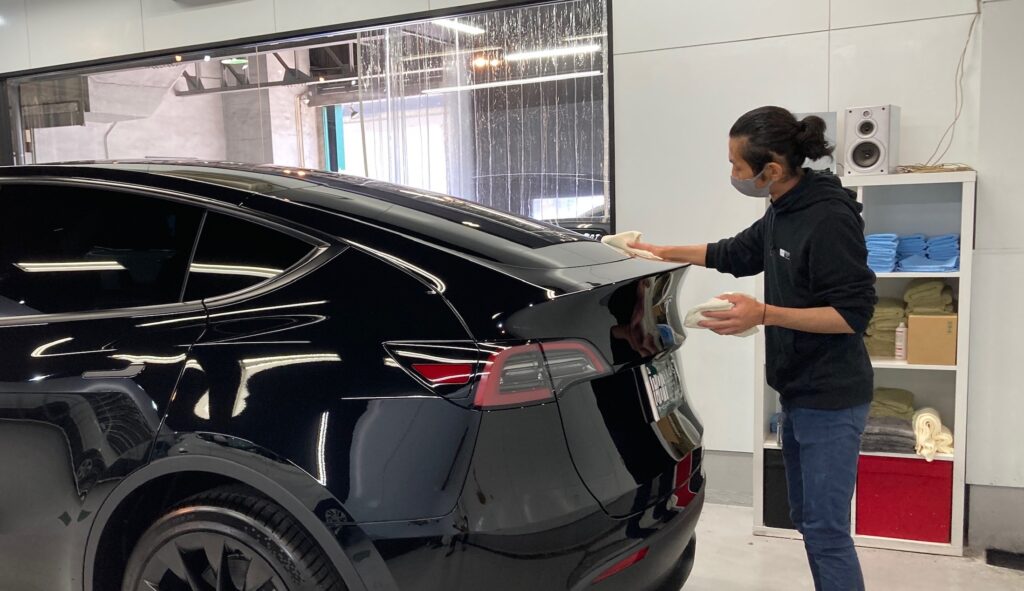 テスラ・モデルY：クラスM施工：仕上げ作業工程：コーティング剤を塗布後、レベリングしている様子