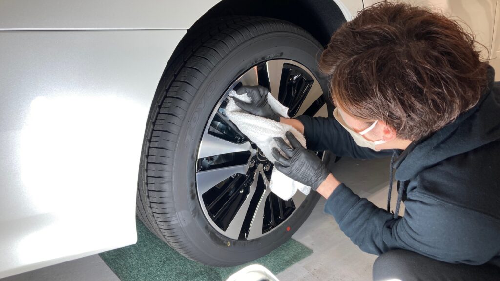 トヨタ・アルファード：グラフェンセラミックアドバンスド施工：仕上げ作業工程：ホイールを拭き上げている様子