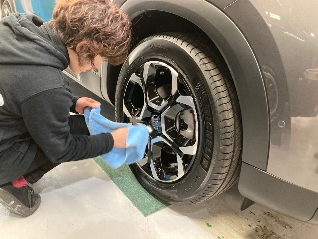 シトロエン：c５：クラスM施工：仕上げ作業工程：ホイールを拭き上げている様子
